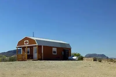 Image de La cabane Terlingua de Sherri surplombe le ruisseau Terlingua