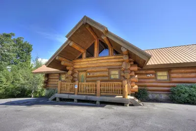 Image de Bear Paw Cabin - Bears, Mountain Views, bain à remous, salle de jeux, 12 minutes Gatlinbrg