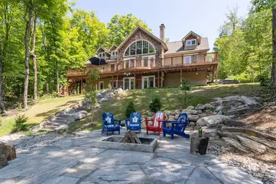 Image de Lakefront Lake House récemment mis à jour sur le magnifique lac Three Mile