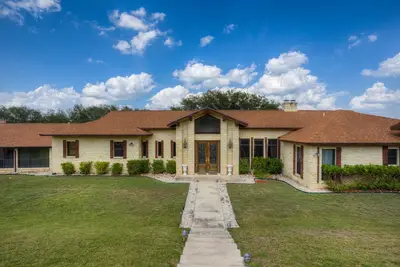 Image de 720 acres Ranch avec 6 000 Sq Ft Accueil sur Crystal Clear Nueces River