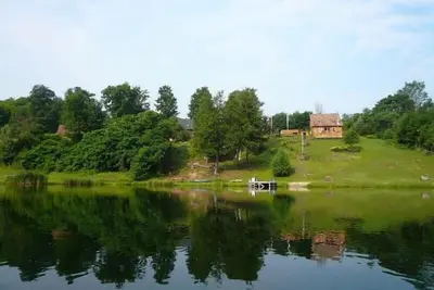 Image de Belle maison au bord du lac, idéale pour une escapade paisible. . .