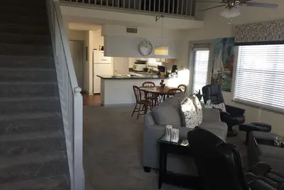 Image de Belle maison de ville de 2 chambres et 2 salles de bain avec des suites séparées de haut en bas, lit mezzanine