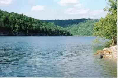 Image de Belle promenade au bord du lac jusqu'Ă la rampe et la piscine