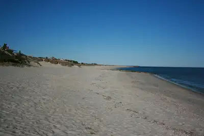Image de Maison historique de quatre chambres à seulement 2 pâtés de maisons de Earle Rd. Plage!