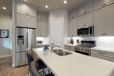 Image de Nouvelle Liste! Nouvelle maison de ville proche du centre-ville avec un mobilier moderne et WiFi gratuit!