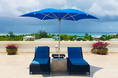 Image de Incroyable vue sur l'océan - Condo contemporain Breezy - À quelques pas de la plage.