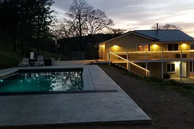 Image de Grande maison privée près de Yosemite. Piscine creusée, spa et belle vue.