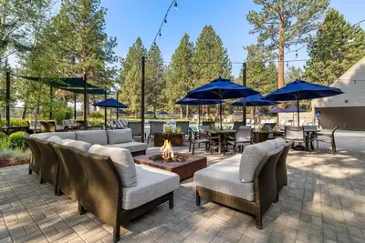 Image de Alpenglow`s Mt. Bachelor Village Resort, foyer piscine communautaire bain à remous Wi-Fi gratuit Air conditionné