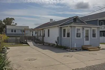 Image de Baybreeze Cottage - chien, chalet de 3 chambres, à quelques pas de la plage de la baie!