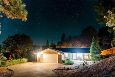 Image de Riverside Manna, \"Porte d'entrée de la magnifique vallée de Yosemite\" Moderne 3bd / 2 ba cottage