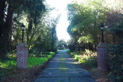 Image de Eureka, vue sur la baie, entouré d'arbres. Mariages, retraites, réunions, événements aussi