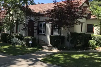 Image de Vintner's Cottage à un bloc du centre-ville historique de Lodi