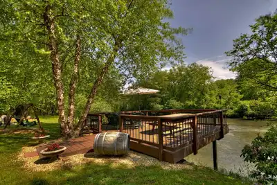 Image de Fall Colors *** RÉSERVEZ DÈS Maintenant Pour Amuser Et PÊCHER Sur La RIVIÈRE Toccoa! Sleeps 6-8