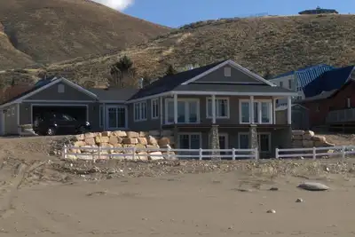 Image de Belle Maison Lakefront!