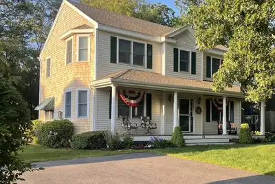 Image de Marchez jusqu'à Mayflower Beach! Maison de luxe de style colonial de Cape Cod avec A / C