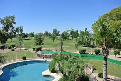 Image de La vie de luxe à son meilleur avec piscine chauffée, bain à remous et putting green