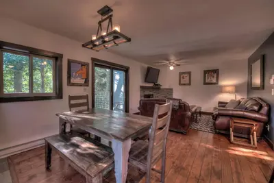 Image de Nouvelle cuisine! 2b / 2b Condo donnant sur la rivière (3 lits Queen) - 1/2 bloc de rue principale