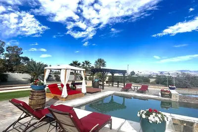 Image de Private One Acre Estate à travers la rue des festivals Coachella