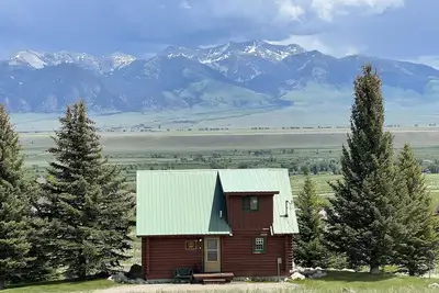 Image de Adorable cabane en rondins du Montana surplombant la vallée de la rivière Madison
