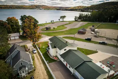 Image de Confortable et familial situé sur la rive du lac Supérieur de Munising Bay