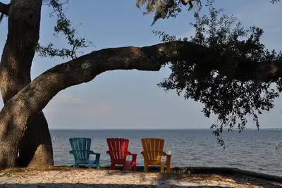 Image de Vues sur les bois, l'eau et la baie panoramique depuis la pièce vitrée