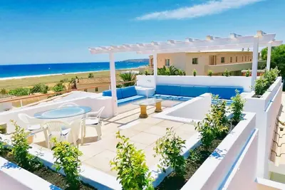 Image de Appartement front de mer avec terrasse privée sur le toit, barbecue et vue sur la mer