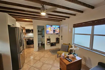 Image de Bamboo Cottage: Tropical Vibe Beach-style Cottage