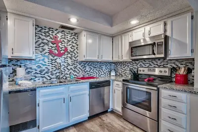 Image de Privé accès à la plage! Vous serez séduits par l'emplacement de ce condo!