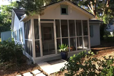 Image de Cottage de Charme - Entièrement rénové. Près du centre-ville de Savannah et de Tybee