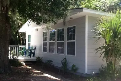 Image de 800 pieds à la plage! (6 minutes à pied) Wifi