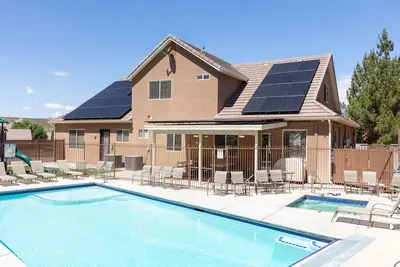 Image de 32 couchages! Tarif réduit pour l'automne, piscine privée clôturée, spa, salle de sport, barbecue