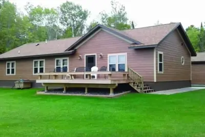 Image de River Rock Cottage est situé sur la rive du lac Supérieur dans la baie de Chequamegon.
