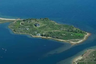 Image de Classic House moderne sur son propre point de terrain avec vue Astounding