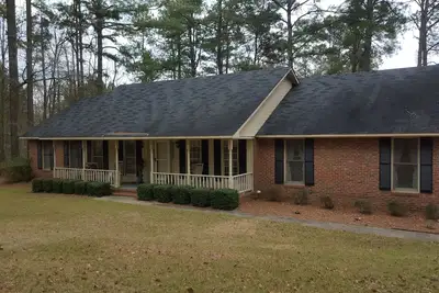 Image de Ranch- 2br, grand étang, porche filtrée, grande cour