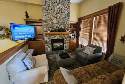 Image de Maison de luxe 3bd + Den + Hot Tub + ski in / out