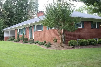 Image de Grande maison à proximité de tous Greensboro et High Point Golf / Aquatics / Convention Center