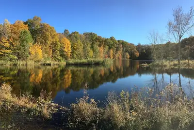Image de 4, 000 Sf Country House sur 26 acres, totalement isolé avec étang de 7 acres