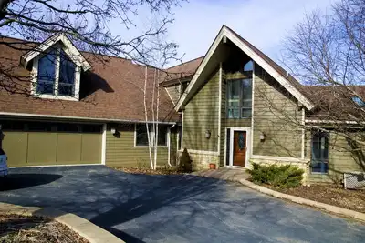 Image de Une chambre Super 5, récemment rénovée, mise à jour et prête à accueillir votre rassemblement