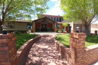 Image de Grande maison avec des vues panoramiques à couper le souffle / 4 Master Suites / 5200 Sf / Capacité d'accueil 14-24