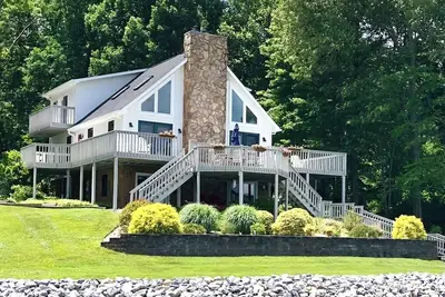 Image de Pour les familles / Grand quai / Pas de réveil / Kayaks / Vue sur les montagnes / Fire Pit / Wifi / Jeux