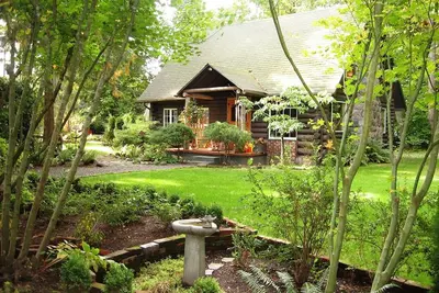 Image de Cabin Gated Connexion dans les magazines nationaux w / bain à remous et de beaux jardins.