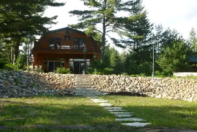Image de Le plaisir d'été vous attend! Escapade magnifiquement isolée pour toute la famille.