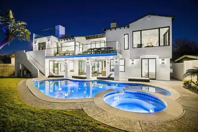 Image de Belle maison avec piscine, bain à remous et vue magnifique, à quelques pas de la plage