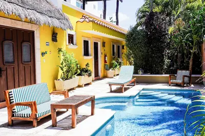 Suite à une chambre, sereine, piscine, jardins, terrasse sur le toit avec vue