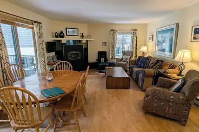 Image de Condo spacieux avec WiFi gratuit, parking, piscine chauffée, bains à remous, navette pour les skieurs,