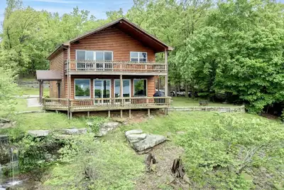Image de Spectaculaire vue sur le lac, Luxury Cabin fournit le lieu de rassemblement idéal.