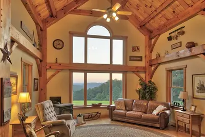 Image de Maison de style Lodge sur une ferme de 140 acres. À distance mais proche de beaucoup! Bain à remous, animaux domestiques