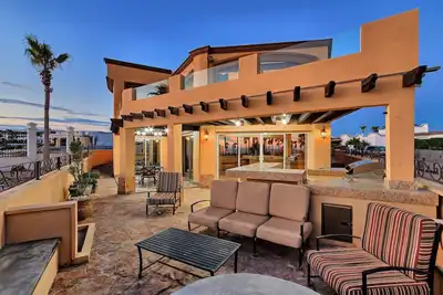 Image de Superbe résidence sécurisée de 4200 pieds carrés * 5 étoiles * 5 lits 5 salles de bain Sandy Beach Home