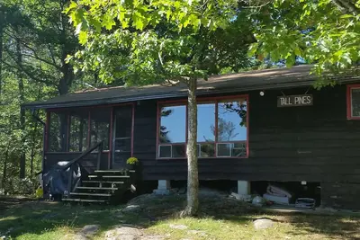 Image de \"Tall Pines\" Maison de campagne accueillante, front de mer sur le lac Stoney.