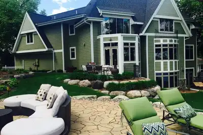 Image de Executive Home sur le lac Minnetonka avec toutes les commodités
